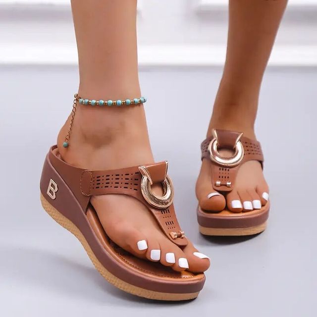 Footwear for women: orthopedic sandals with arch support, perfect for summer casual outings and beach days.