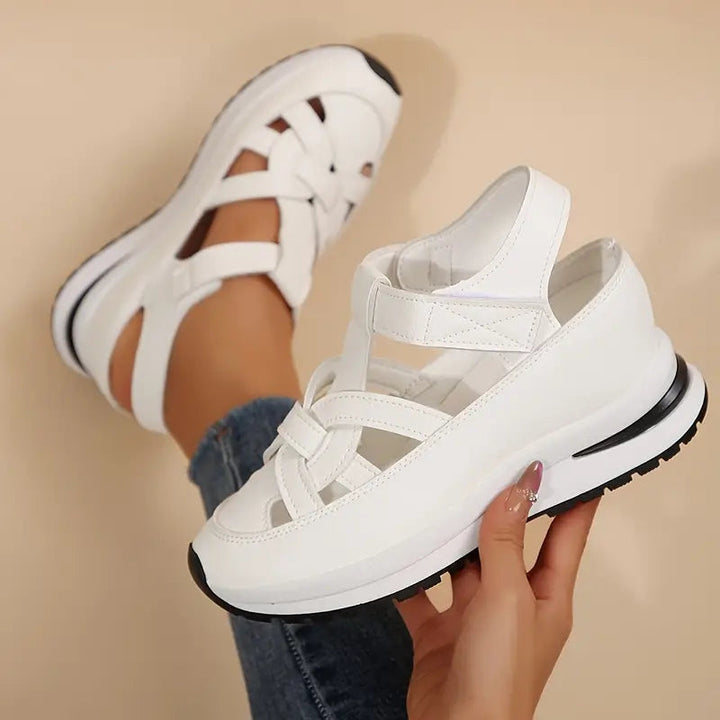 Flat women's casual orthopedic sandals with covered toe, perfect for summer daily wear.