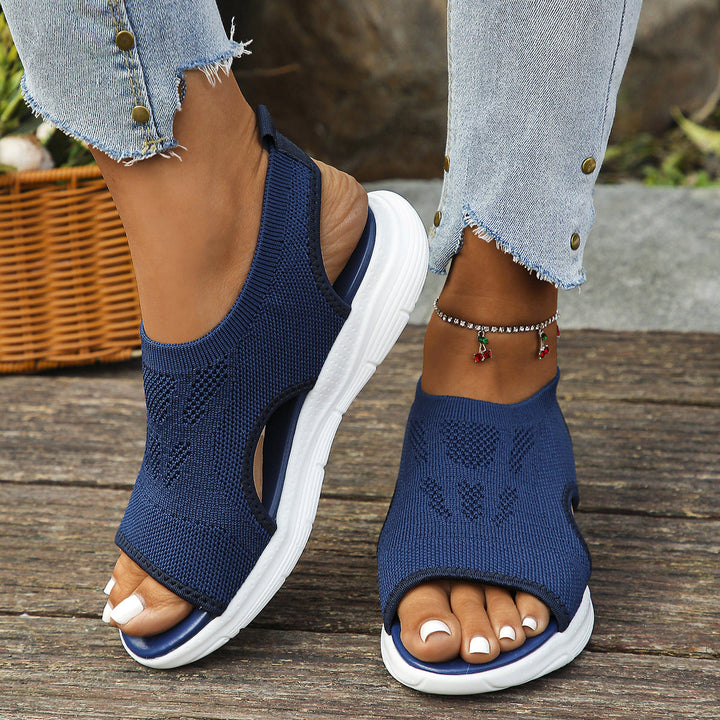Premium women's sandals for walking, featuring arch support & a secure fit.