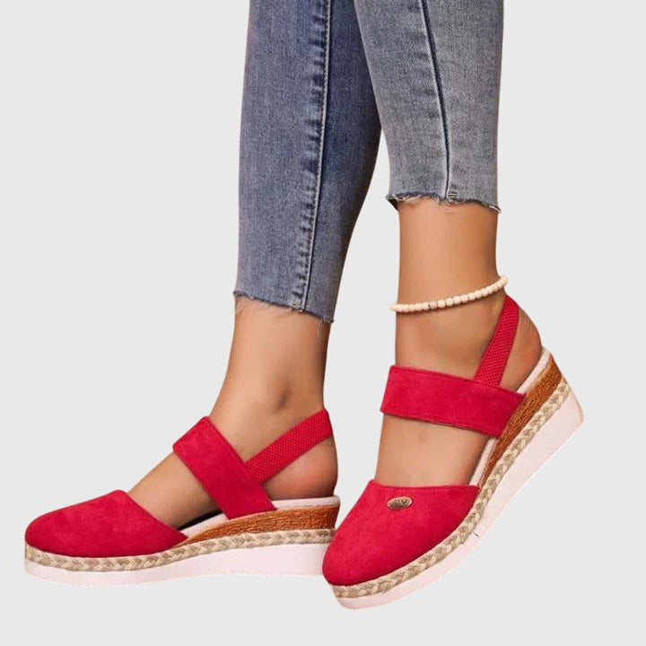 Stylish women's orthopedic walking sandals, featuring cushioned support and comfortable arch support.
