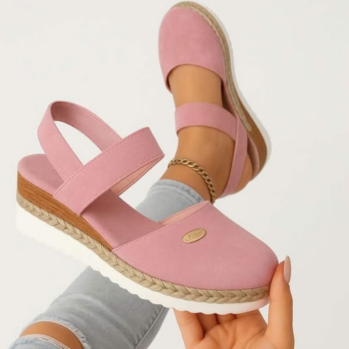 Comfortable women's orthopedic sandals, ideal for walking, with cushioned arch support.