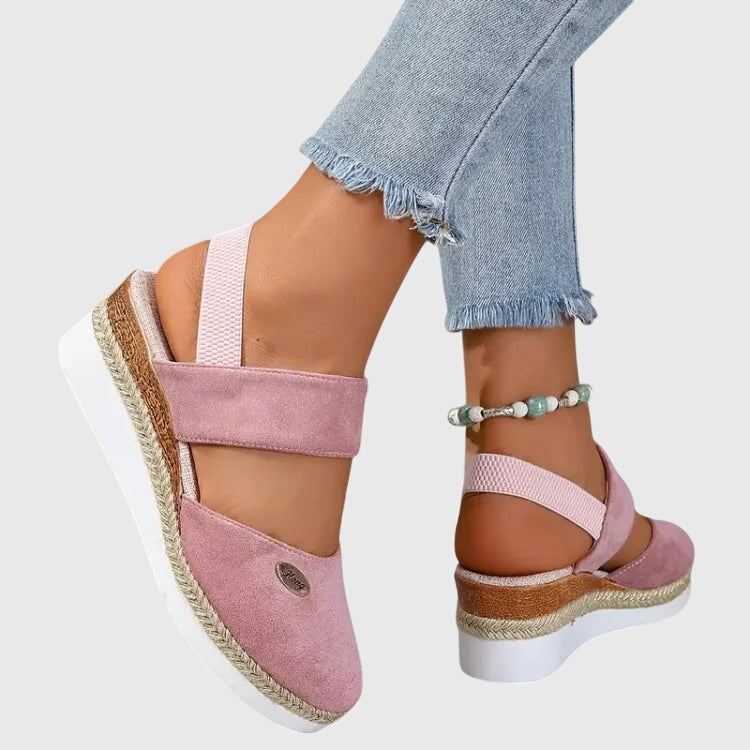 Breathable women's orthopedic sandals with cushioned arch support, perfect for comfortable walking.