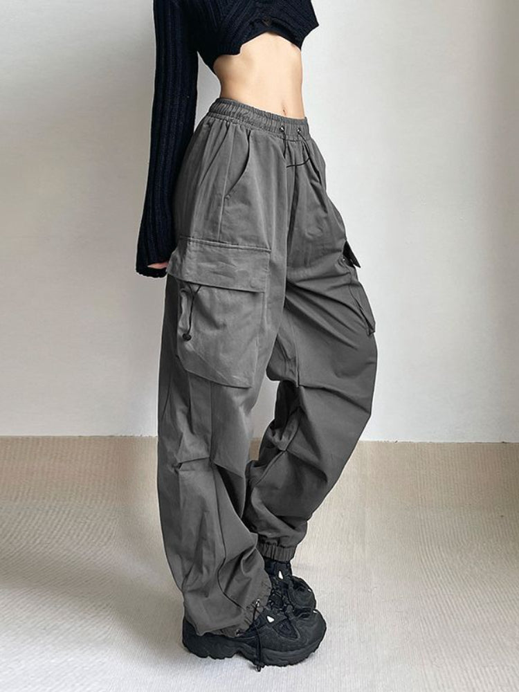 Model wearing women's casual oversized cargo pants, styled for everyday comfort and urban wear.