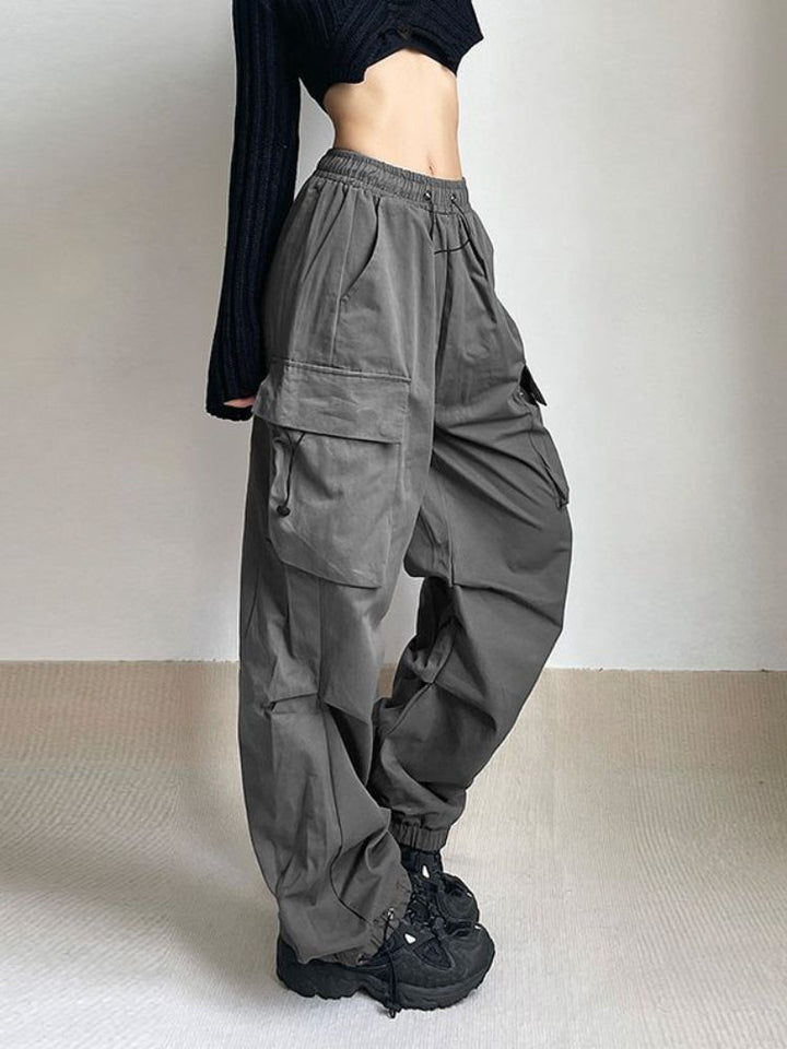 Model wearing women's casual oversized cargo pants, styled for everyday comfort and urban wear.
