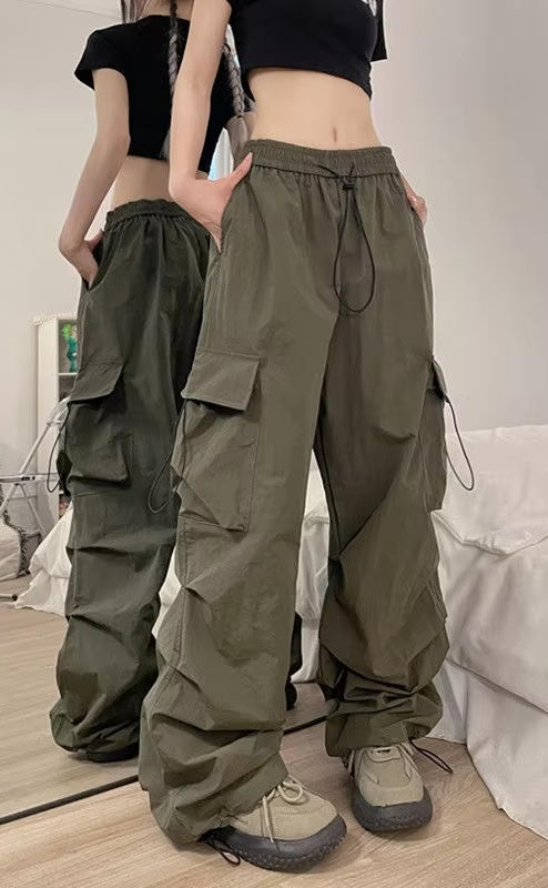 Full shot of women's versatile oversized cargo pants with a wide leg, ideal for casual and urban styles.