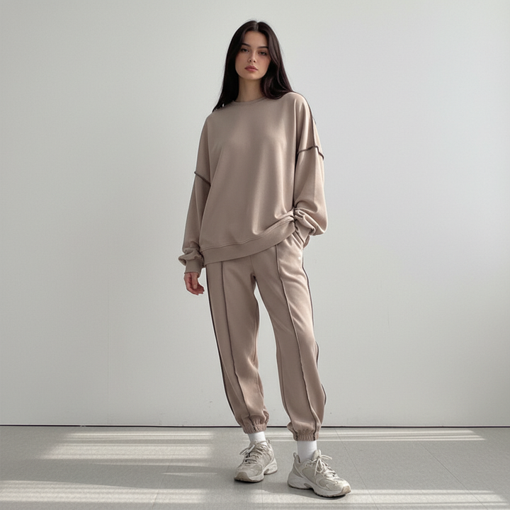 Two-piece women's loungewear set, featuring an oversized top and matching pants, cozy and stylish