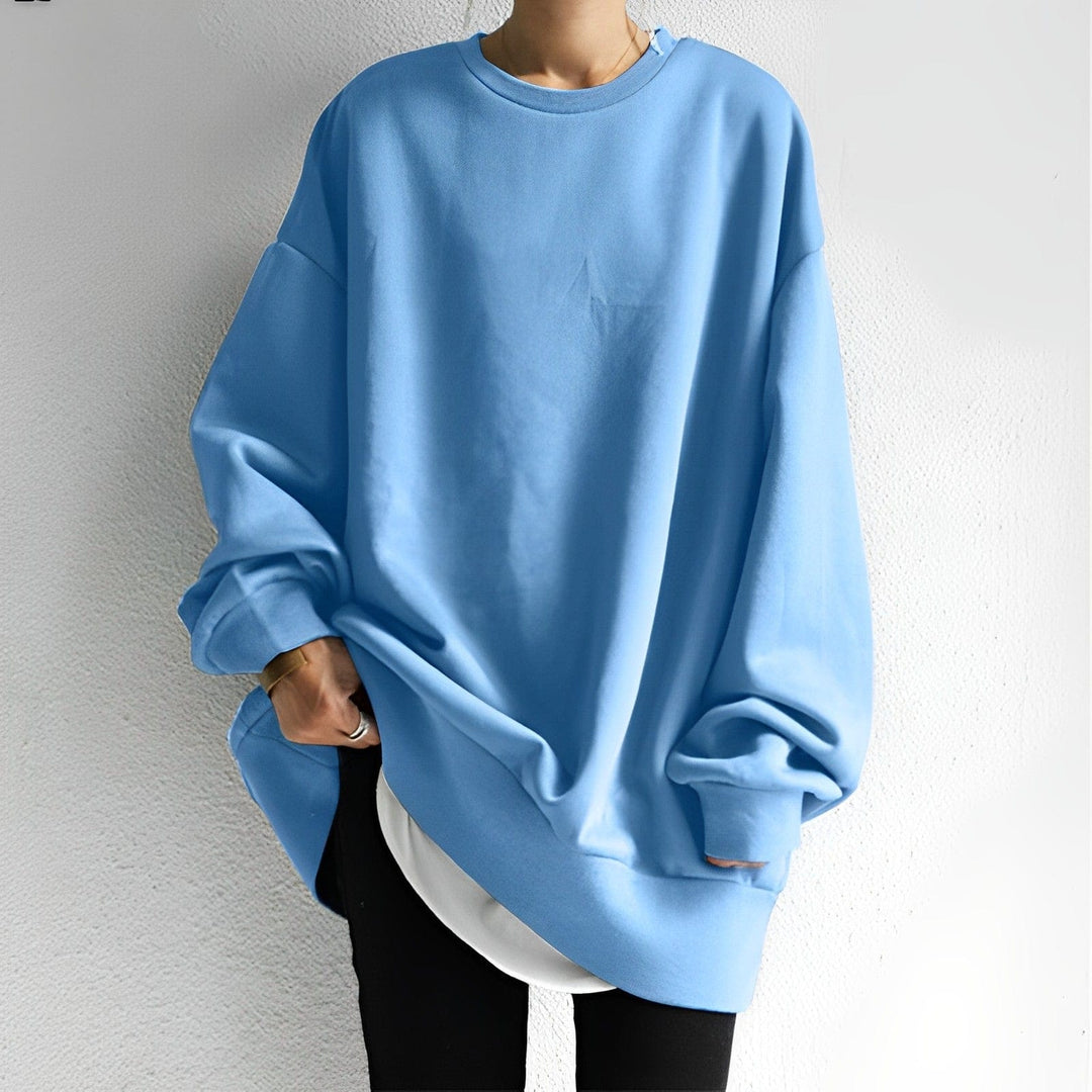 Soft women's casual oversized sweatshirt featuring dropped shoulders, perfect for effortless style.