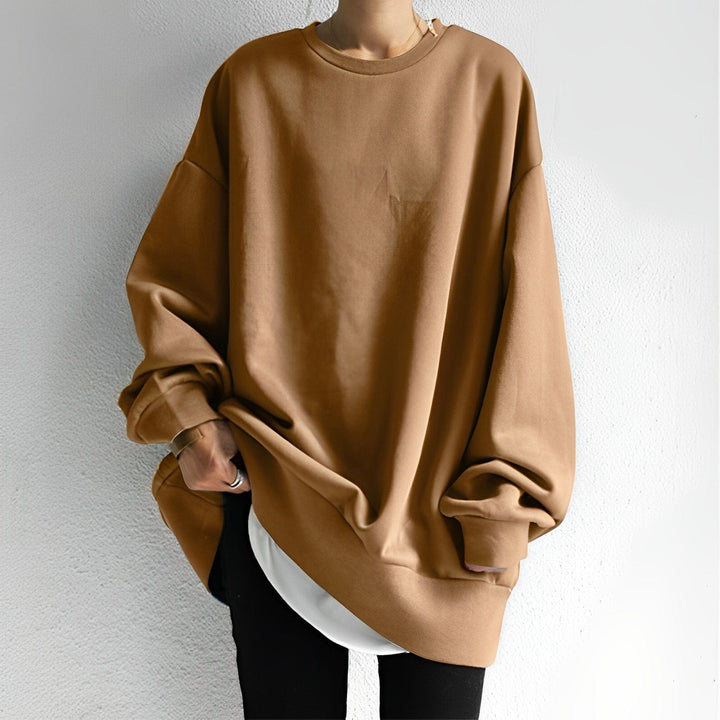 Versatile women's oversized sweatshirt with dropped shoulders, great for comfort and casual fashion.