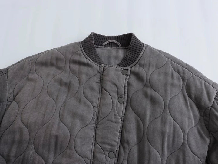Comfortable women's gray oversized bomber jacket, ideal for a relaxed yet trendy everyday style.