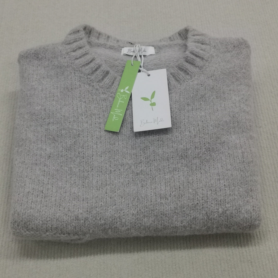 Comfortable oversized knit sweater for women. Perfect for autumn fashion, cozy everyday wear & winter style.