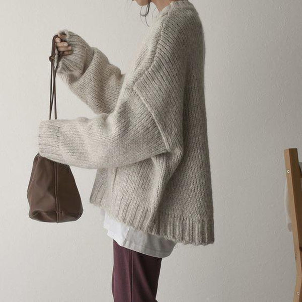 Cozy women's oversized knit top, ideal for autumn comfort, casual wear, and stylish relaxed fit.
