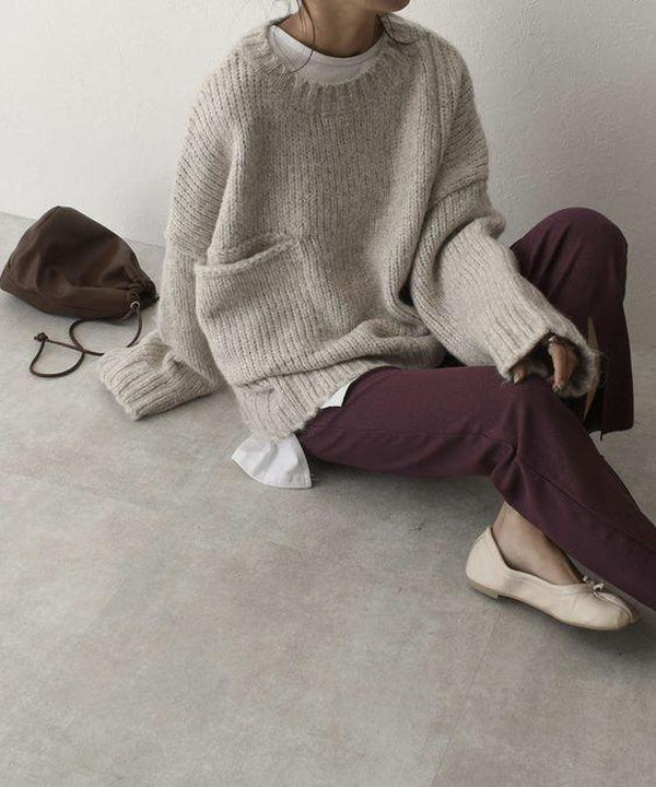 Stylish women's oversized knit top, delivering ultimate autumn comfort and a trendy, relaxed aesthetic.