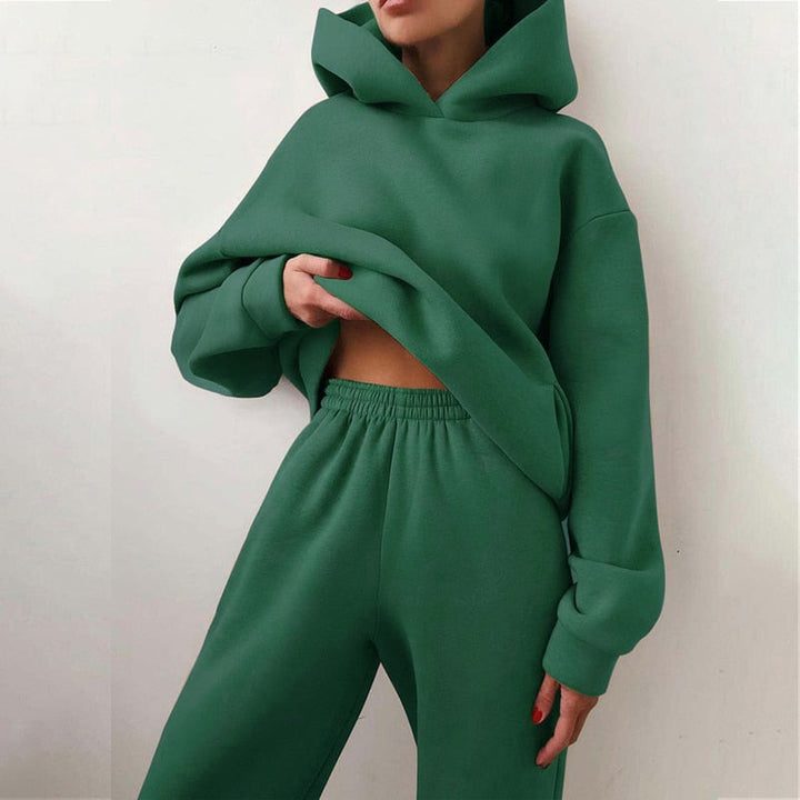 Soft cotton blend women's oversized jogging set. Comfortable, casual, and fashionable loungewear.
