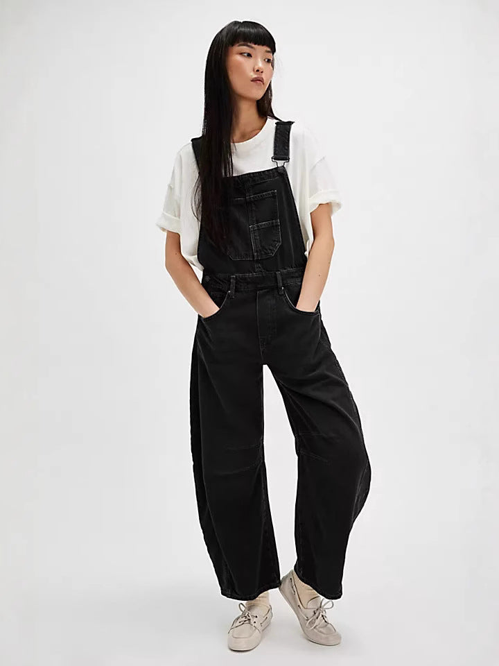 Chic women's oversized overalls for casual streetwear, featuring a relaxed fit and practical pockets.