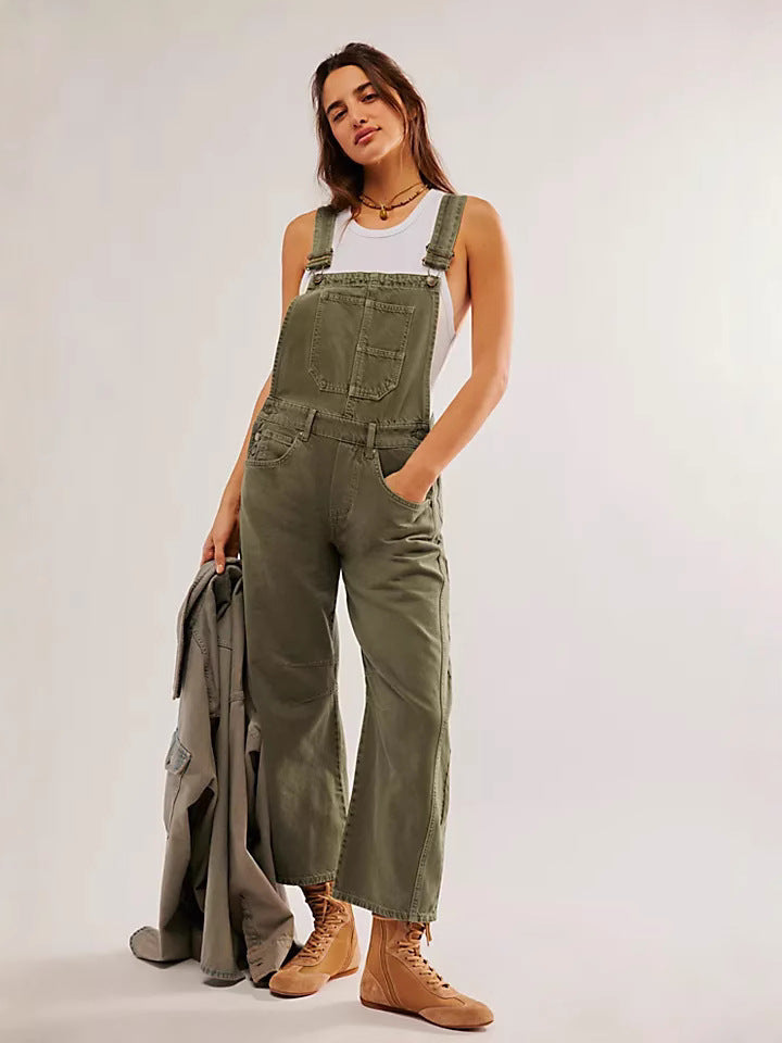 Comfortable women's oversized jumpsuit, ideal for casual wear with its relaxed fit and practical design.