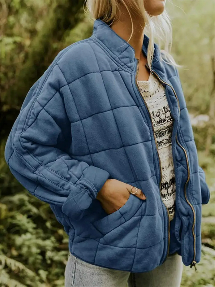 Oversized padded women's jacket, ideal for a stylish spring outfit.