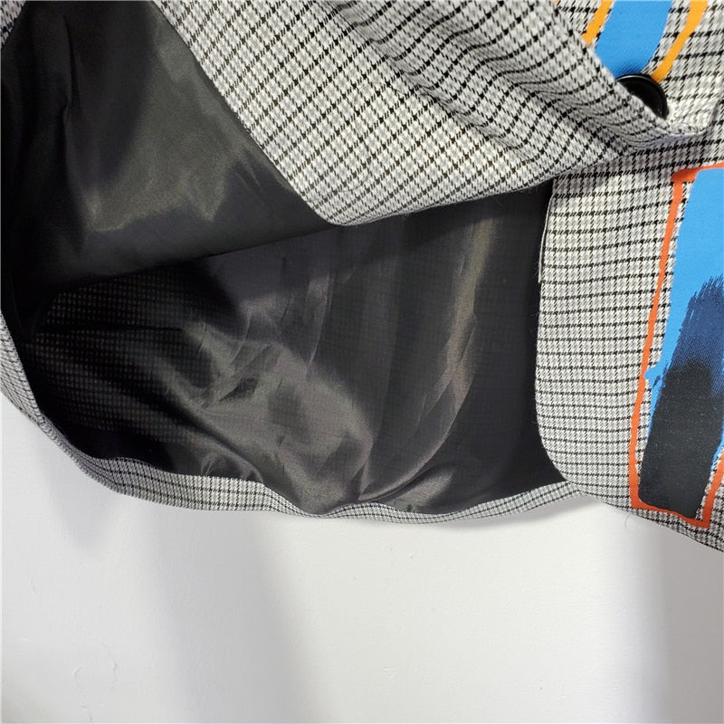 Fashionable women's oversized printed blazer featuring a unique print and practical pocket, a true statement piece.