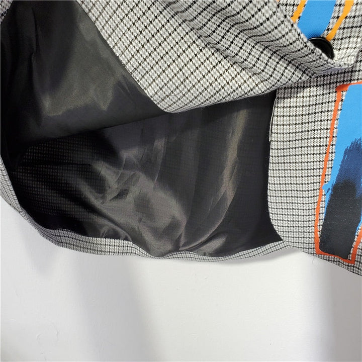 Fashionable women's oversized printed blazer featuring a unique print and practical pocket, a true statement piece.