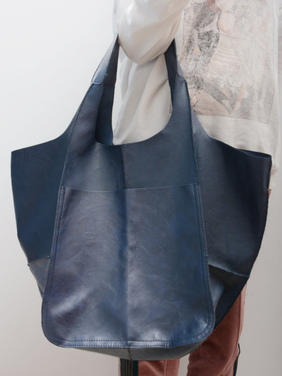 New women's oversized shoulder tote bag, stylish, spacious, and ideal for all occasions.