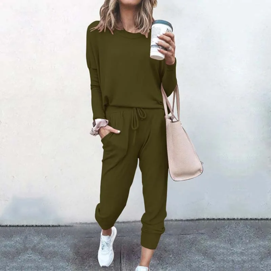 Full view of a women's Velana oversized tracksuit, a trendy two-piece set for cozy athleisure style.