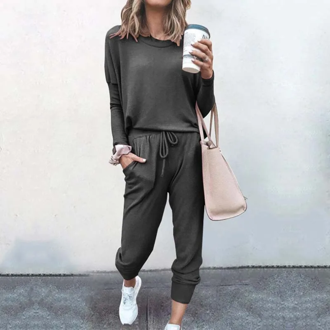 Velana women's oversized tracksuit, featuring soft fabric and a relaxed fit, perfect for comfortable casual wear.