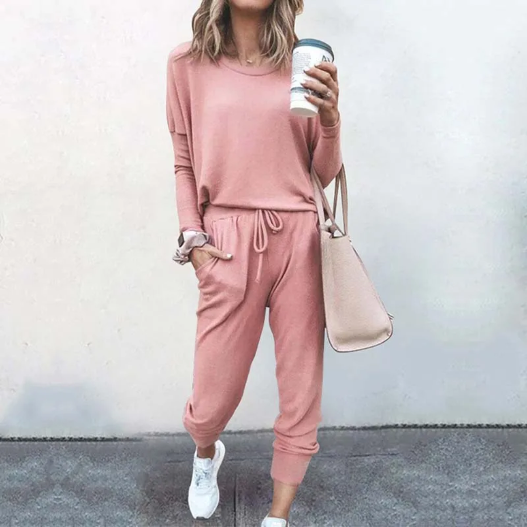 Velana women's oversized tracksuit bottoms, comfortable joggers in a relaxed fit for athleisure & casual wear.