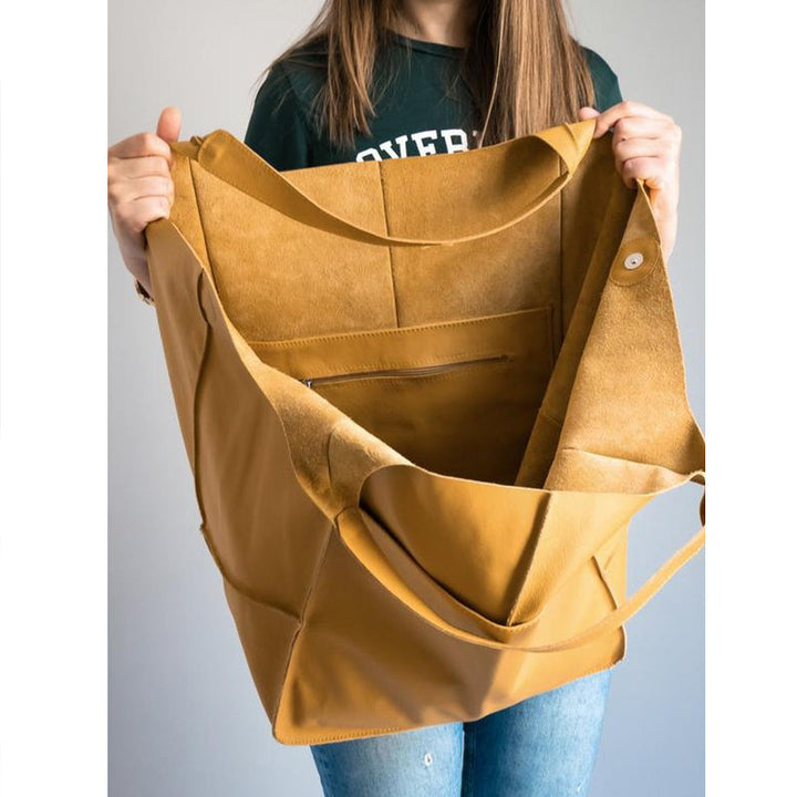 Versatile women's oversized carryall, suitable for travel or daily use.