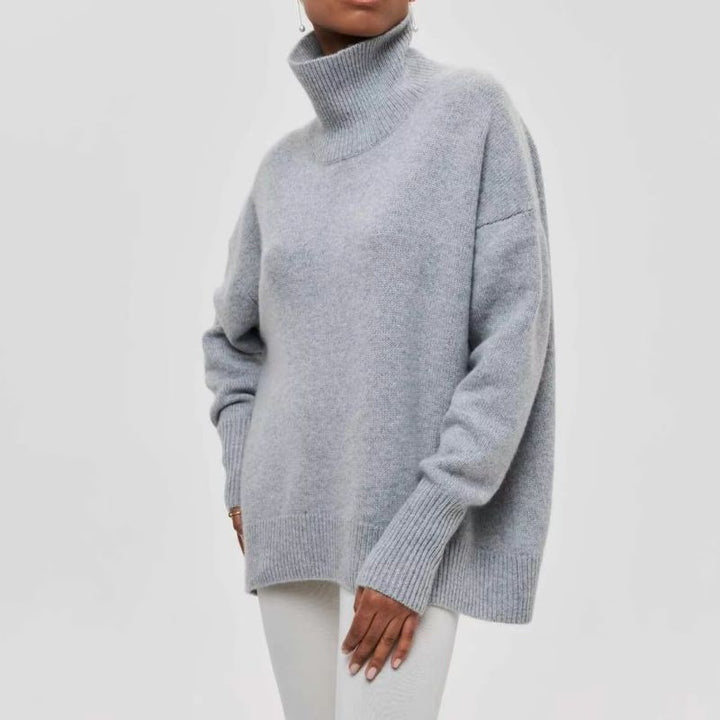 Cozy & warm women's oversized turtleneck sweater, a relaxed fit essential for fall/winter.