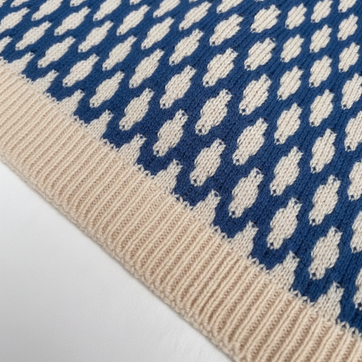 Elegant women's patterned sweater with a buttoned collar for warm and cozy winter wear