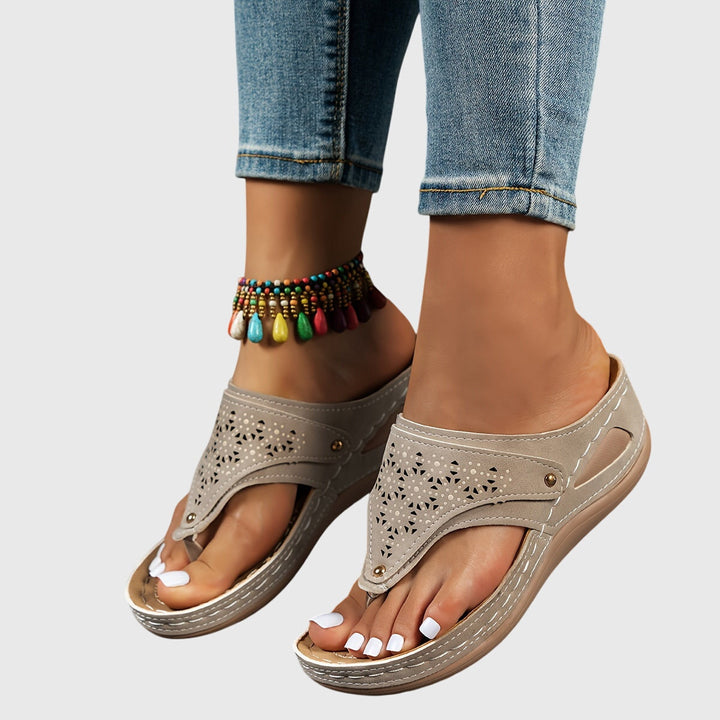Comfortable women's platform sandals with ankle strap, ideal for all-day wear and elegant style.