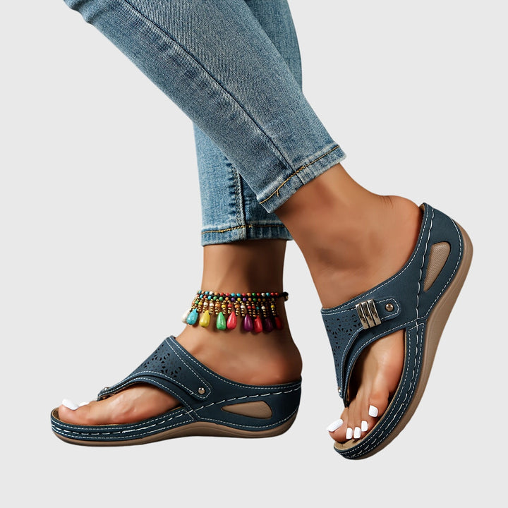 Versatile women's platform sandals, ankle strap for secure fit, chunky heel for comfortable everyday wear.