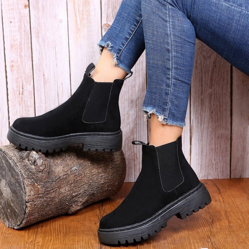 Fashionable women's platform Chelsea boots, durable chunky sole, elastic sides. Versatile ankle boots for street fashion.