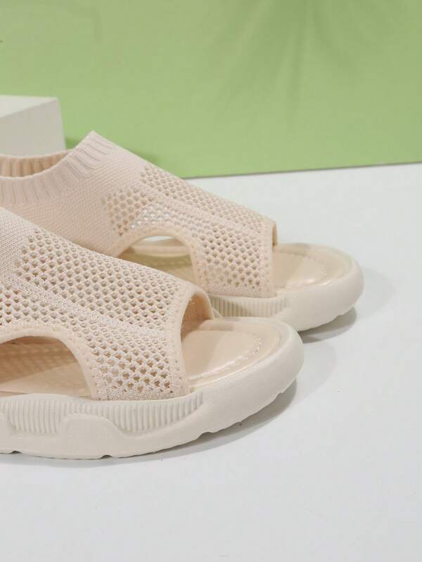 Black women's platform sandals, open toe slip-on. Ideal casual walking shoes for summer & spring.