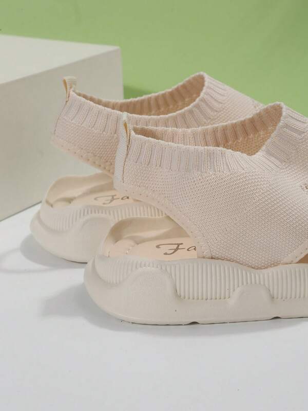 Fashionable women's flatform sandals, open toe. Slip-on casual walking shoes for spring fashion.