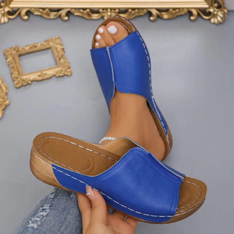 Casual women's slip-on platform wedge sandals, ideal for comfortable outdoor summer activities. Stylish and easy.