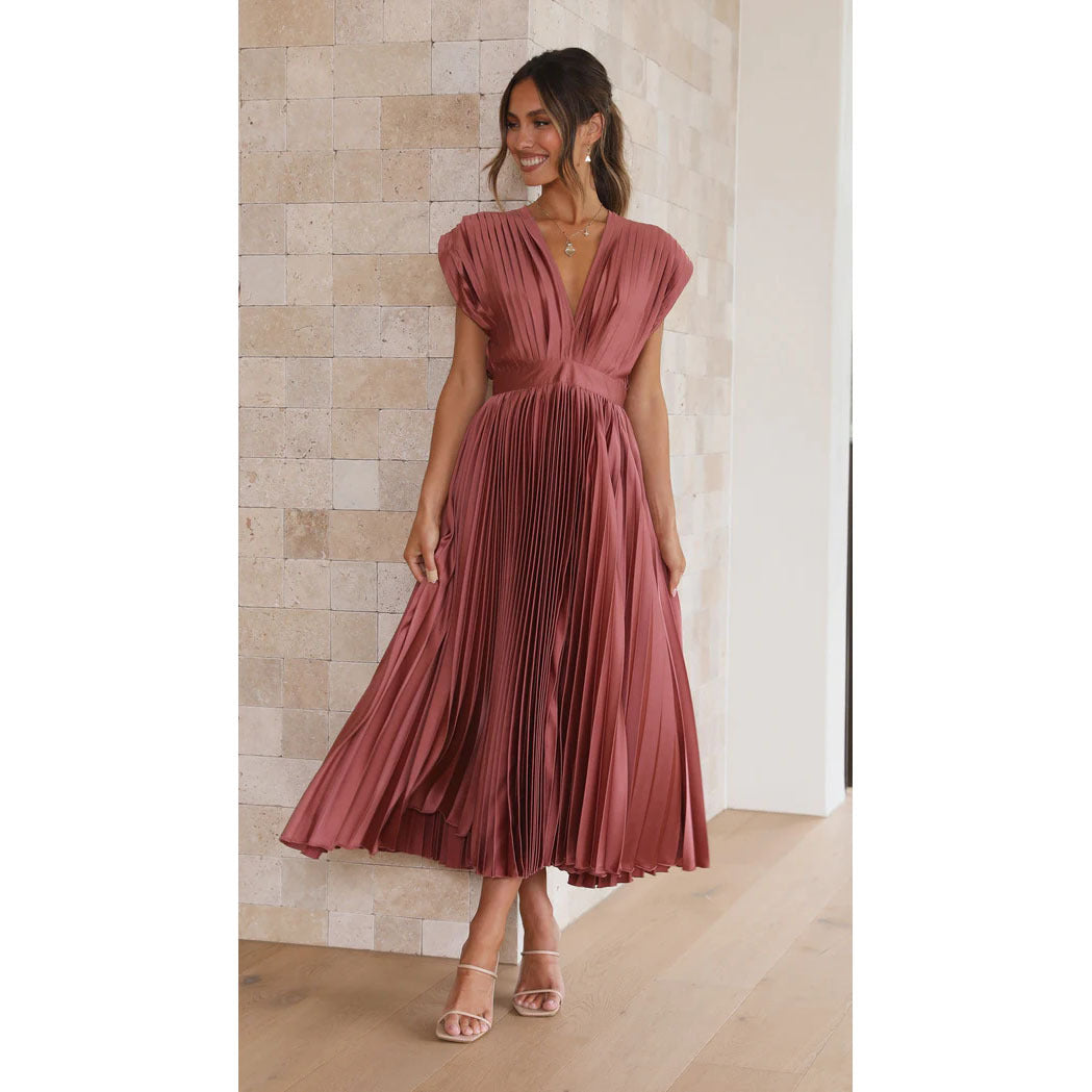 Versatile women's midi dress, V-neck and pleats, excellent for casual or elegant occasions.
