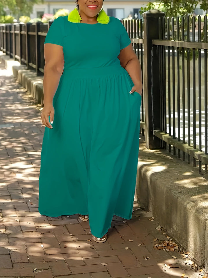 Elegant women's plus size flowy maxi dress with short sleeves. Ideal for summer casual style.