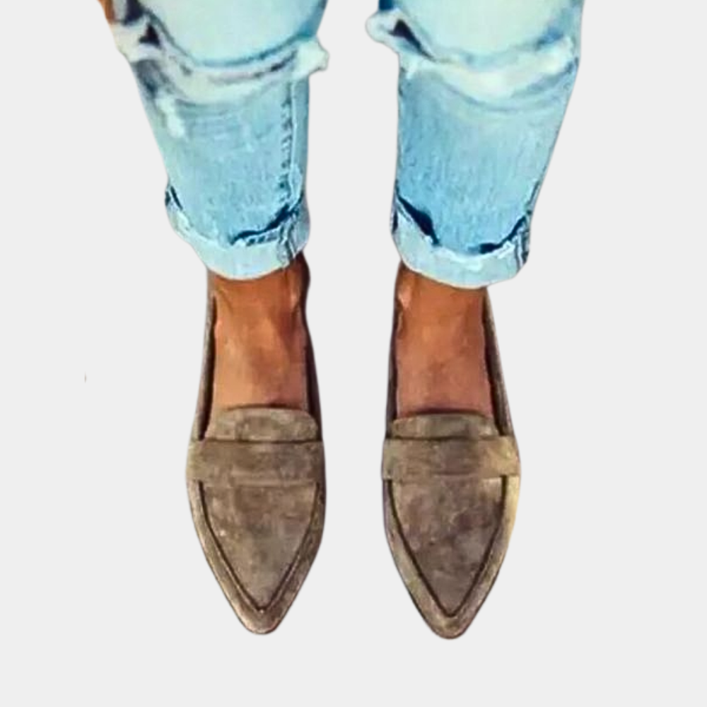 Classic women's pointed-toe flats, easy slip-on style, ideal for comfortable office or daily wear.