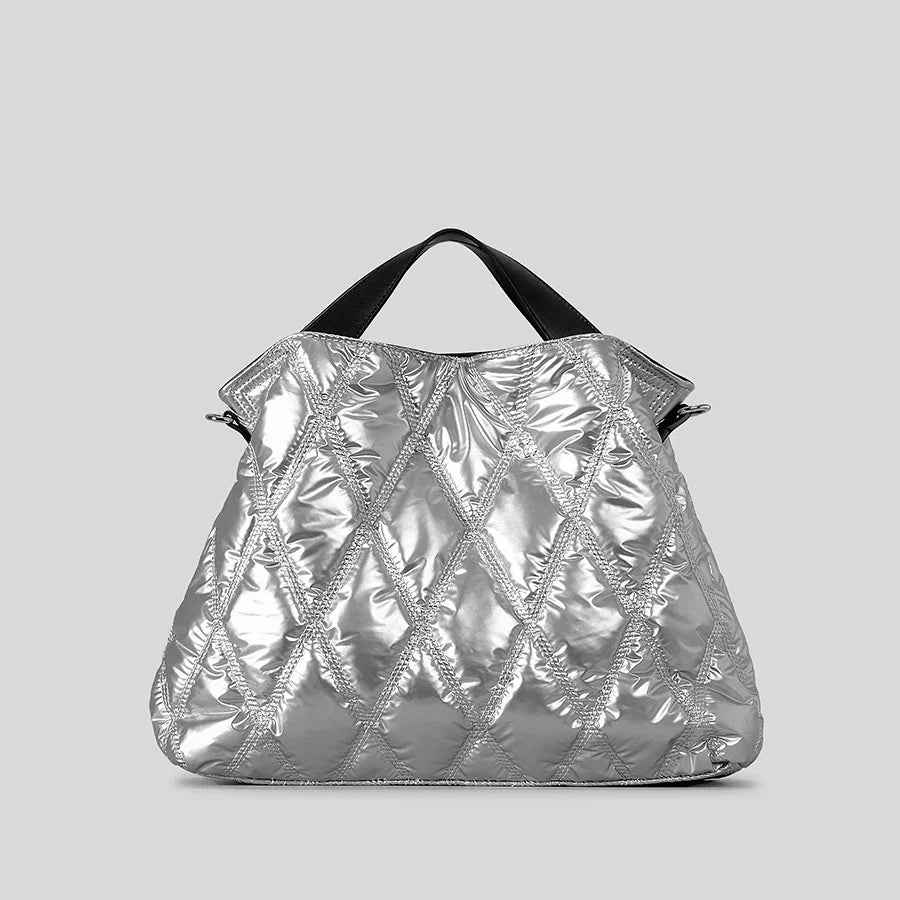 Stylish women's quilted shoulder bag, a comfortable and spacious fashion accessory ideal for daily essentials.
