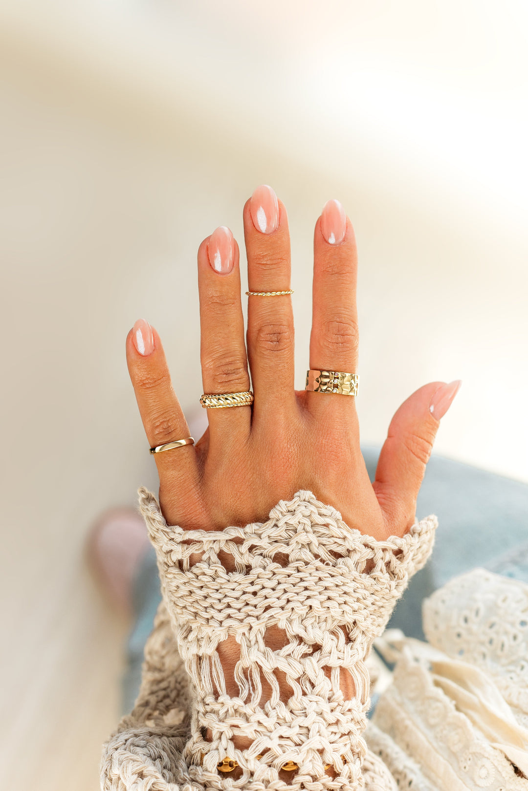 Women's refined sterling silver S925 band ring, classic and elegant jewelry for everyday style.