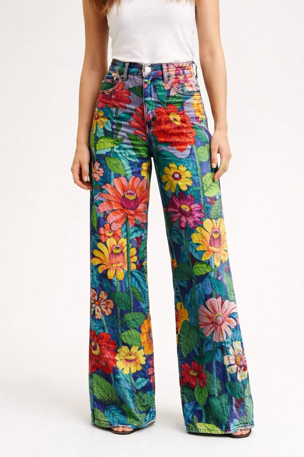 Women's relaxed fit baggy jeans in blue denim, perfect for casual comfort and everyday wear.