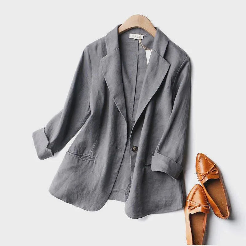 Versatile women's relaxed fit blazer, perfect for office fashion or casual chic style. Sophisticated layering piece.