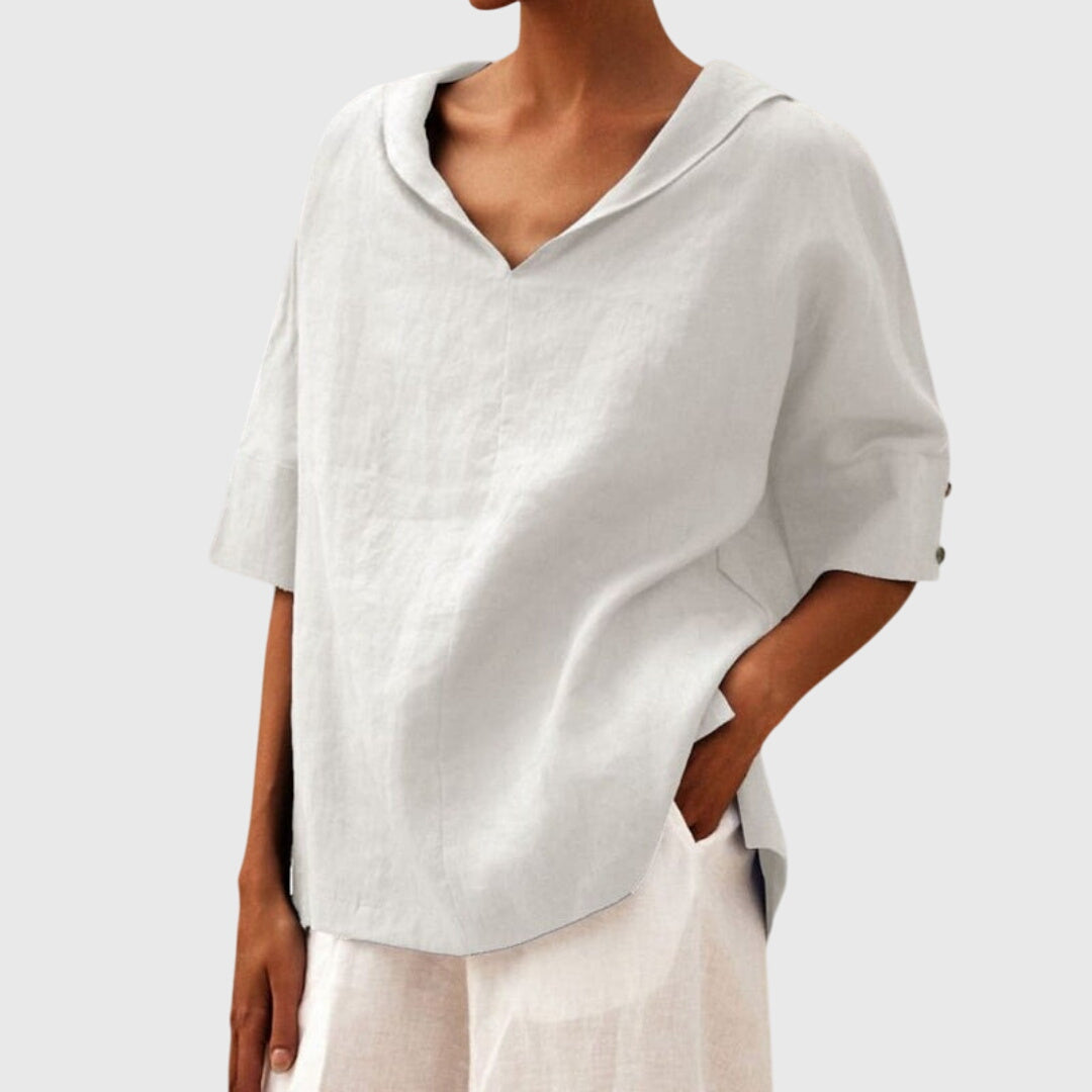Chic women's loose blouse with a relaxed fit, ideal for versatile everyday wear.