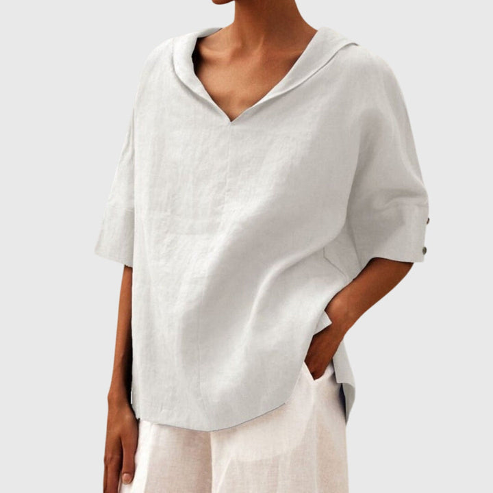 Chic women's loose blouse with a relaxed fit, ideal for versatile everyday wear.