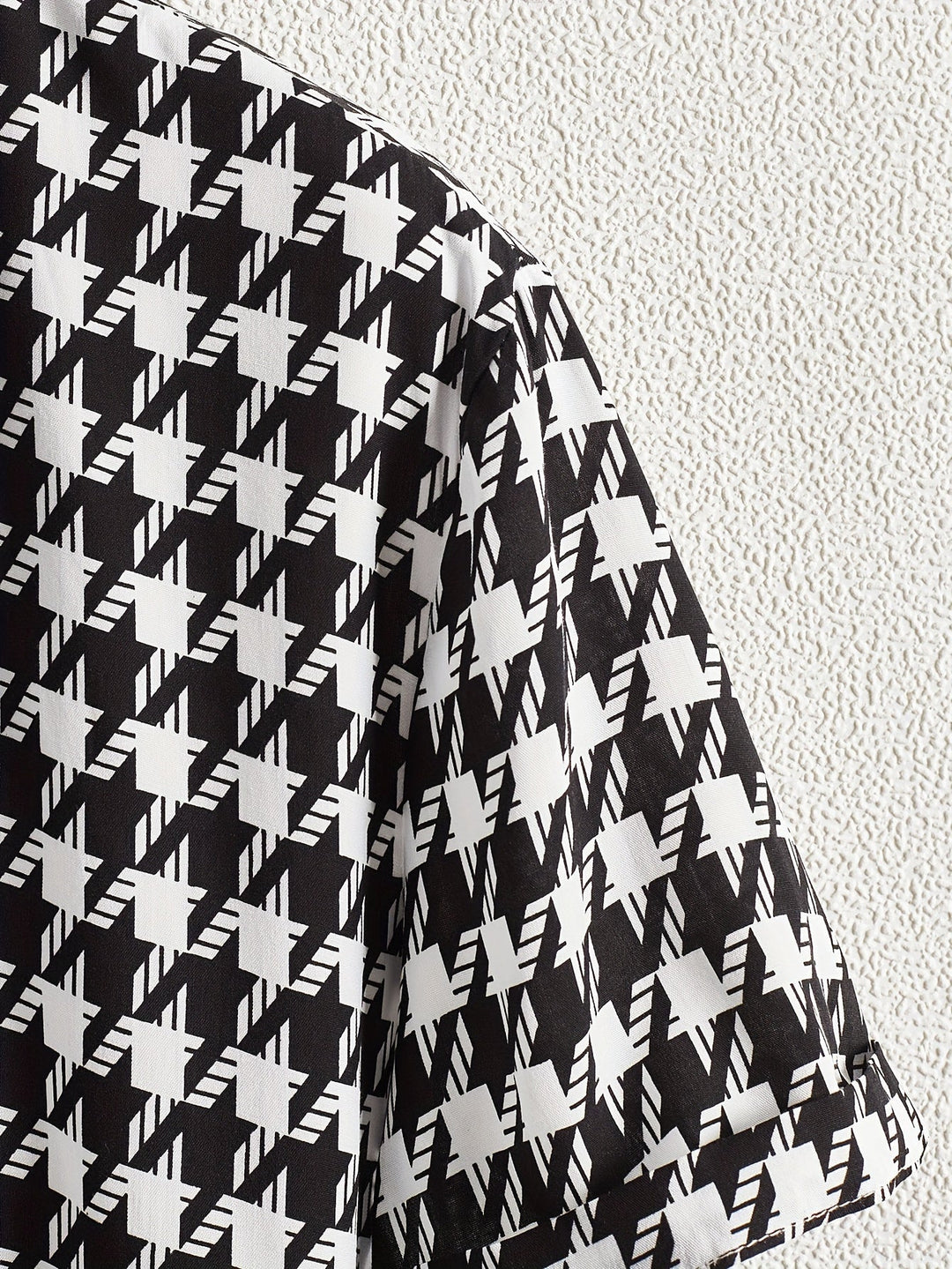 Casual women's houndstooth button-up shirt. Relaxed fit, long sleeves, perfect for everyday wear.