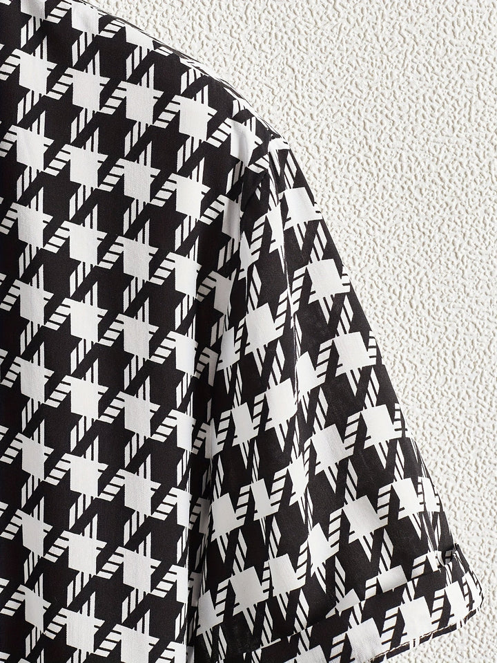 Casual women's houndstooth button-up shirt. Relaxed fit, long sleeves, perfect for everyday wear.