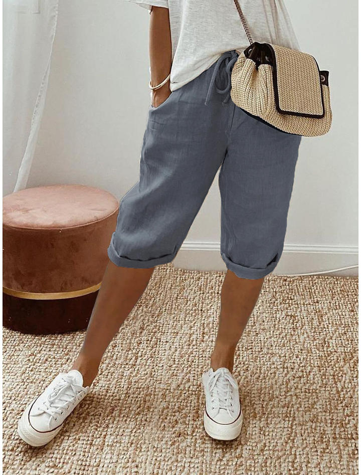 Easy-wear women's capri trousers, pull-on elastic waist, relaxed fit, lightweight material for vacation comfort.