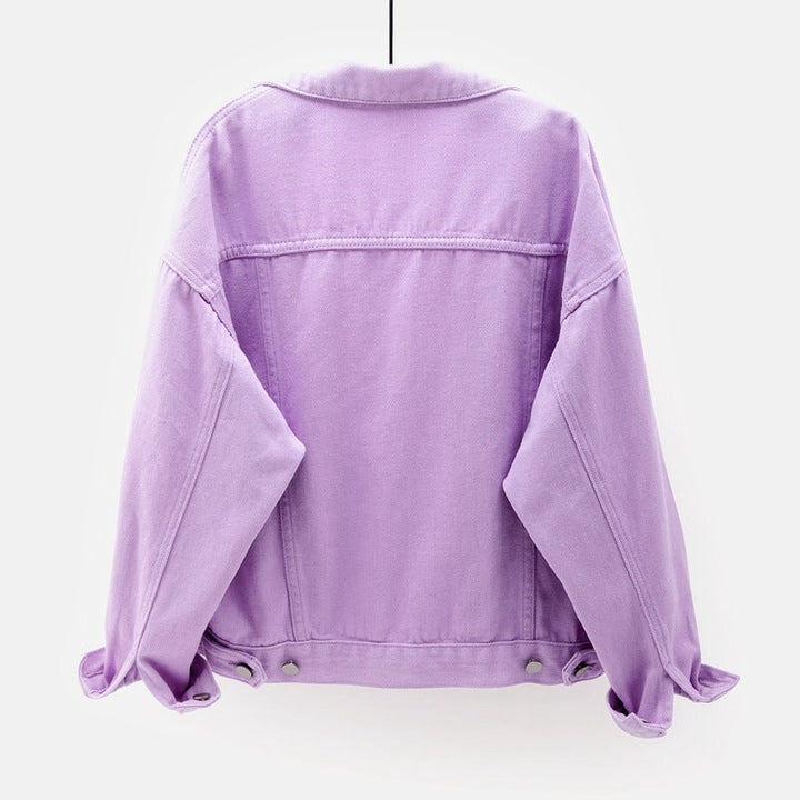 Effortless women's denim jacket, relaxed fit, a versatile layering piece for any outfit.