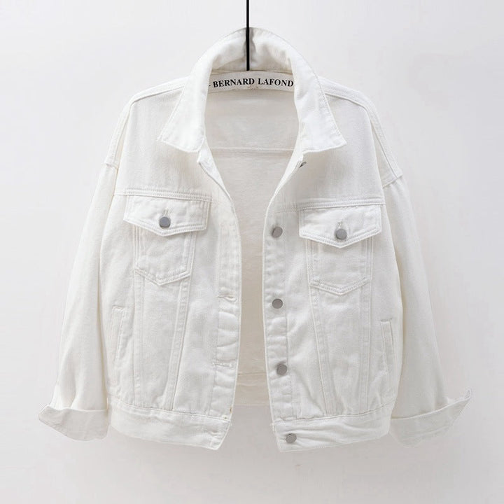 Fashionable women's relaxed-fit denim jacket, perfect casual outerwear for versatile style.
