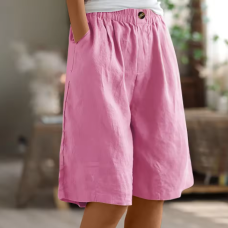 Women's comfortable high-waisted Bermuda shorts, ideal for relaxed summer fashion and everyday wear.